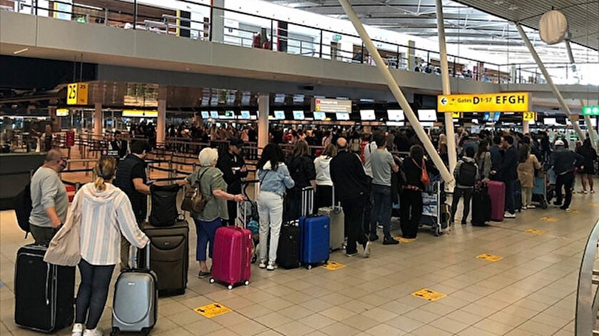 Yoğunluk sebebiyle uçağını kaçıranların masraflarını Amsterdam Havalimanı karşılayacak