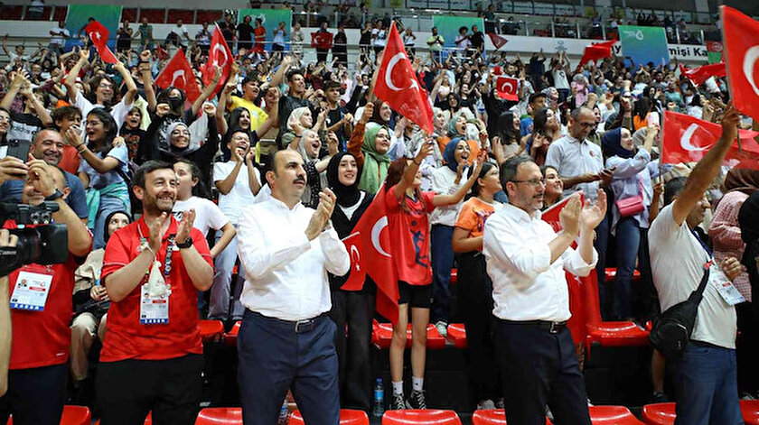 Bakan Kasapoğlu ve Başkan Altay Voleybol Milli Takımı’nın sevincine ortak oldu