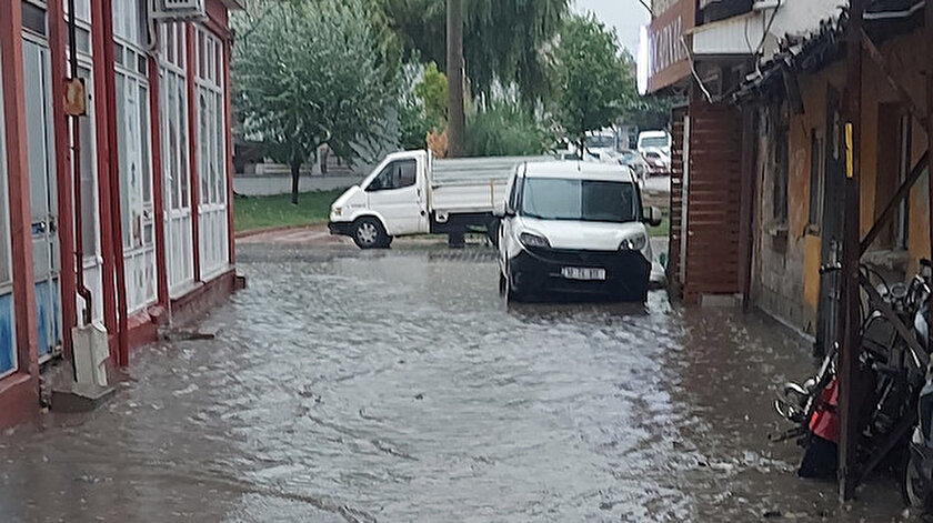 Balıkesirde yağmur hayatı olumsuz etkiledi