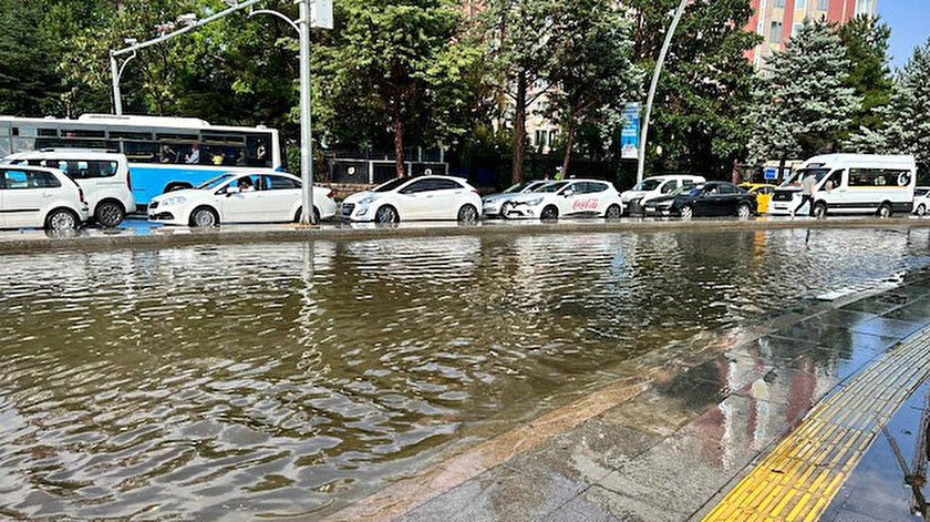 Ankarada şiddetli yağış: Ağaçlar devrildi sokaklar göle döndü​