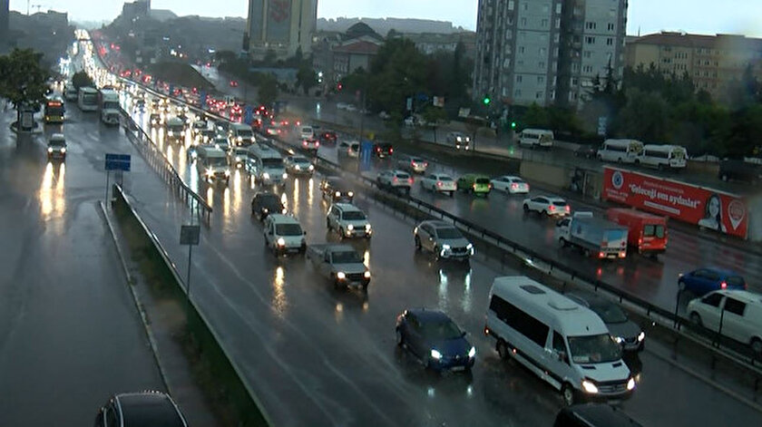 İstanbulda yağmur sonrası trafik yoğunluğu