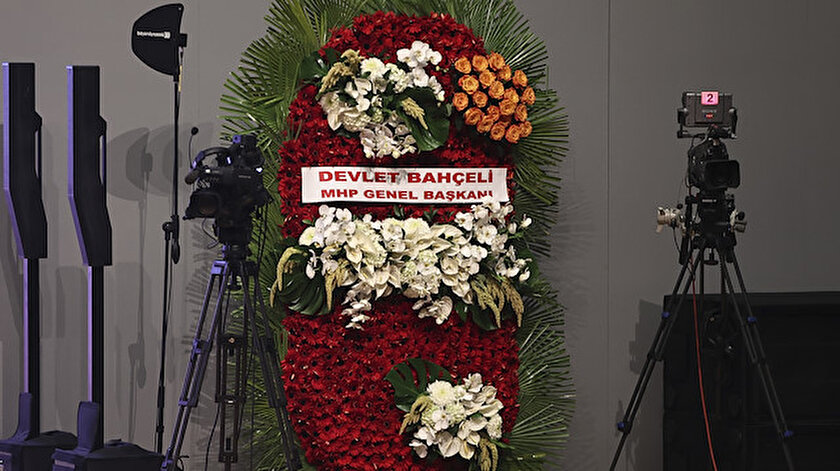 Devlet Bahçeliden AK Partiye 2023 çiçek ve 21 güllü çelenk : MHPnin gönderdiği çelenkte detay dikkat çekti