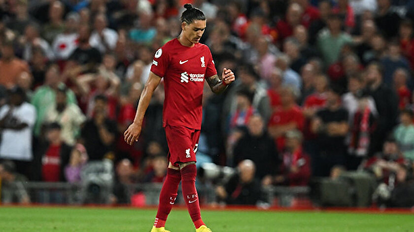 Liverpoolun yeni transferi Darwin Nunez rakibine kafa attı