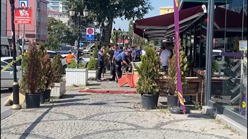 İstanbulda cadde ortasında silahlı kavga: Yaralılar var