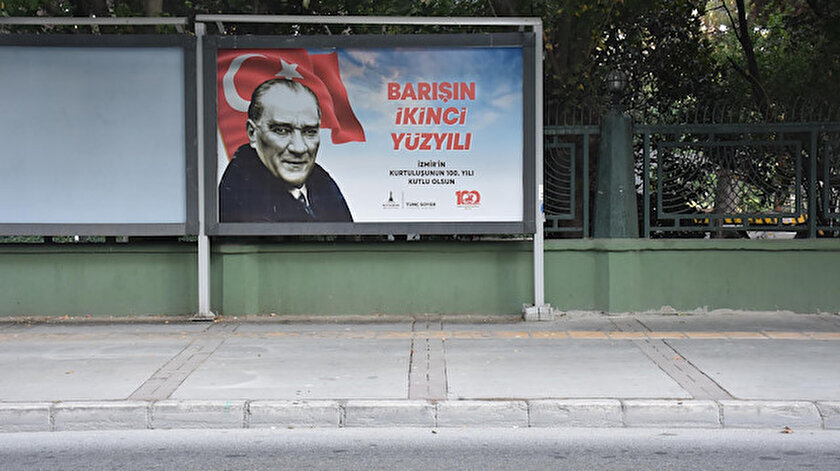 İzmirde 9 Eylül afişleri tepki topladı: AK Partiden sert tepki Tarihi bir gaflettir