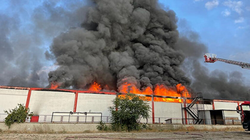 Uşakta fabrika yangını: Çok sayıda itfaiye ekibi müdahale ediyor