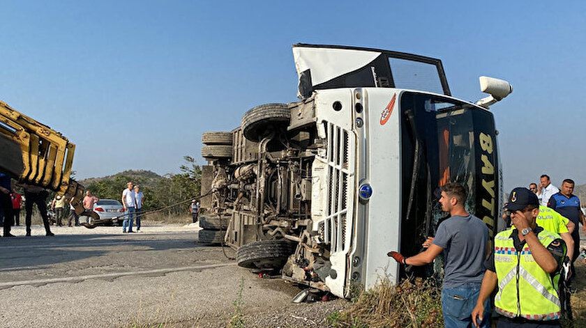 Balıkesirde midibüs devrildi: 17 kişi yaralandı