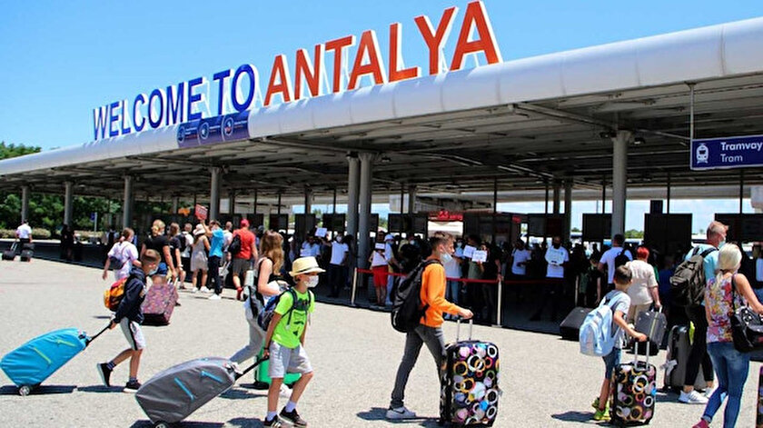 Antalyaya hava yoluyla gelen turist sayısı 9 milyonu aştı