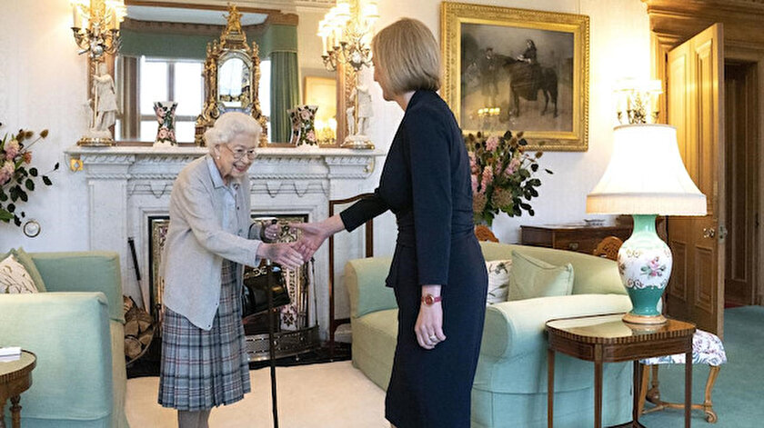 İngilterenin yeni Başbakanı Truss Kraliçeden hükümeti kurma görevini aldı