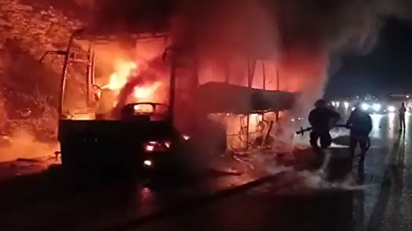 Seyir halindeki yolcu otobüsü yanarak kullanılmaz hale geldi