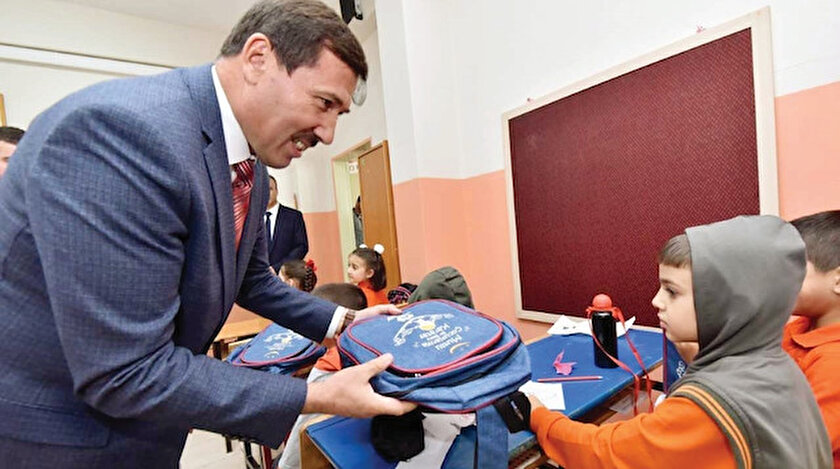 Karatay’da minikler unutulmadı: Birincii sınıf öğrencilerine çanta ve kırtasiye desteği