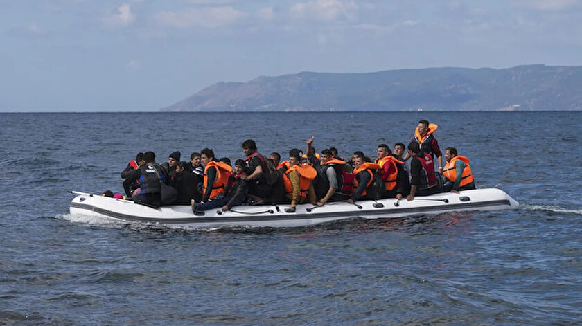 Ayvalık açıklarında Yunanistan’a geçmeye çalışan 42 düzensiz göçmen yakalandı