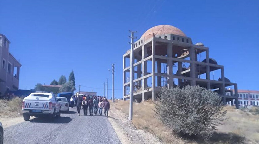 Cami inşaatında kubbe iskelesi çöktü: 1’i ağır 4 işçi yaralı