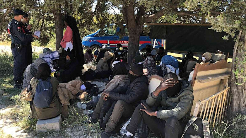 İzmirde yasa dışı geçiş hazırlığındaki 343 düzensiz göçmen yakalandı