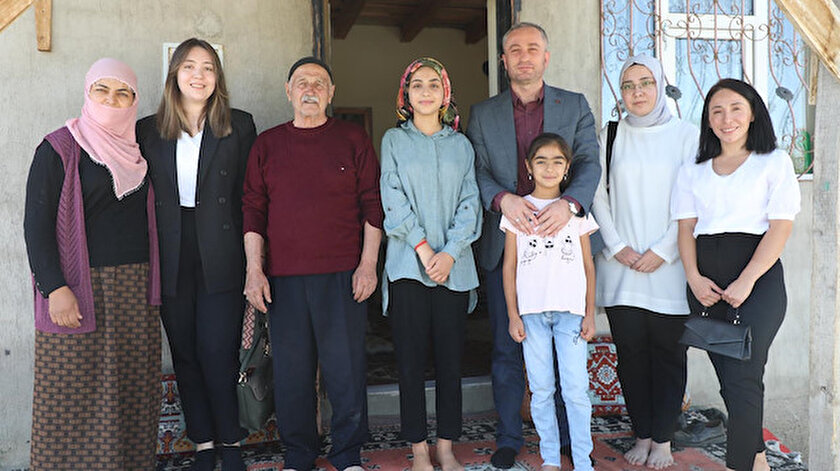 Ev ev gezerek aileleri ikna edip çocukları okula kazandırıyorlar