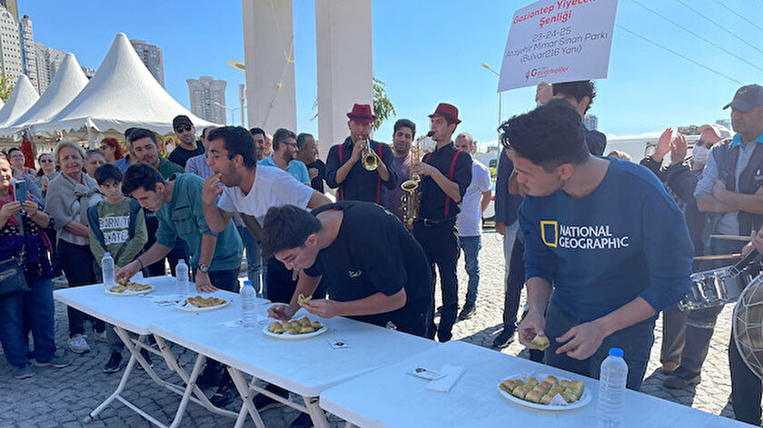 Ataşehirde baklava yeme yarışması: Beş dakikada bir kilo yedi