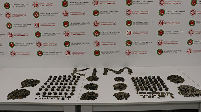 İstanbul Havalimanında yurt dışına kaçırılmak istenen 4 bin sikke ile 27 tarihi eser ele geçirildi