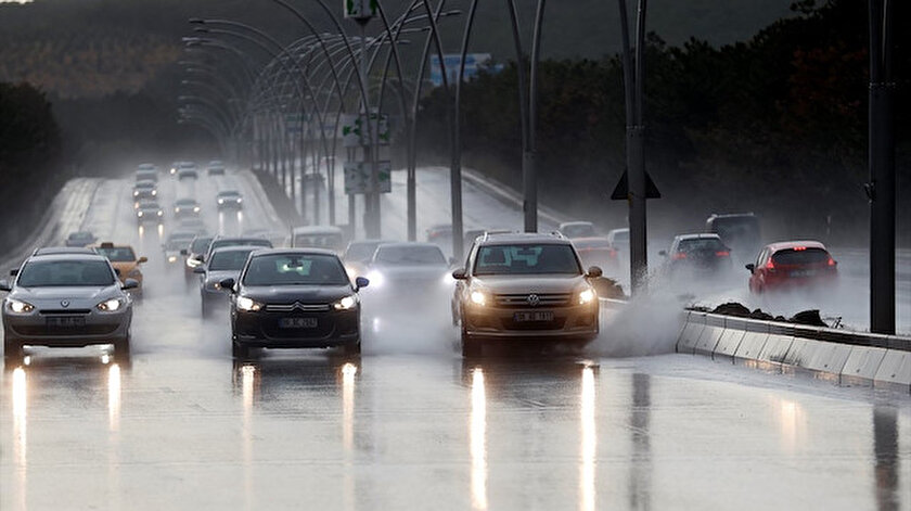Ankarada sağanak yağış etkisini gösterdi
