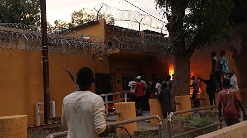 Burkina Fasoda protestocular Fransız Büyükelçiliğini ateşe verdi