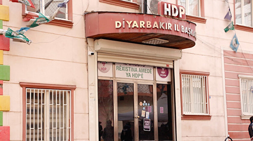 Önündeki evlat nöbetinin sürdüğü HDP Diyarbakır il binası mühürlendi