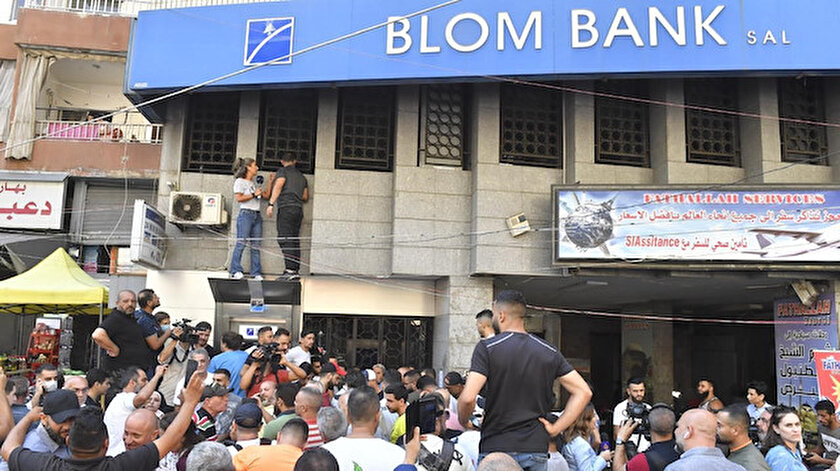 Lübnanda parasını çekemeyen milletvekili banka şubesini bastı