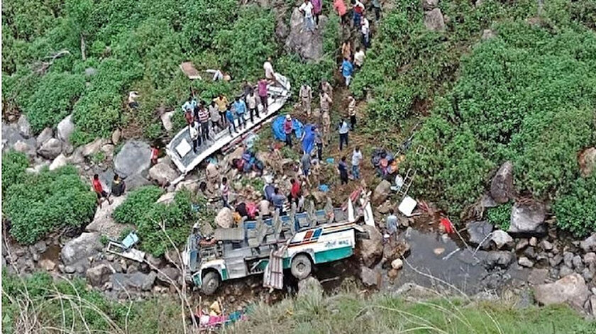 Hindistan’da otobüs uçuruma yuvarlandı: 32 ölü