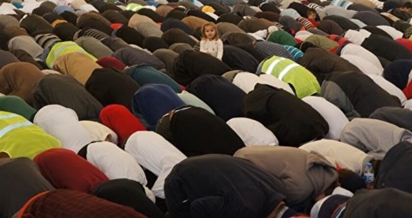 Binlerce çocuk namaza başladı