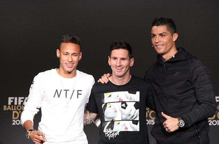 Geçtiğimiz yıllarda düzenlenen törenlerden birinde Neymar, Messi ve Ronaldo birlikte objektiflere poz verdiler.