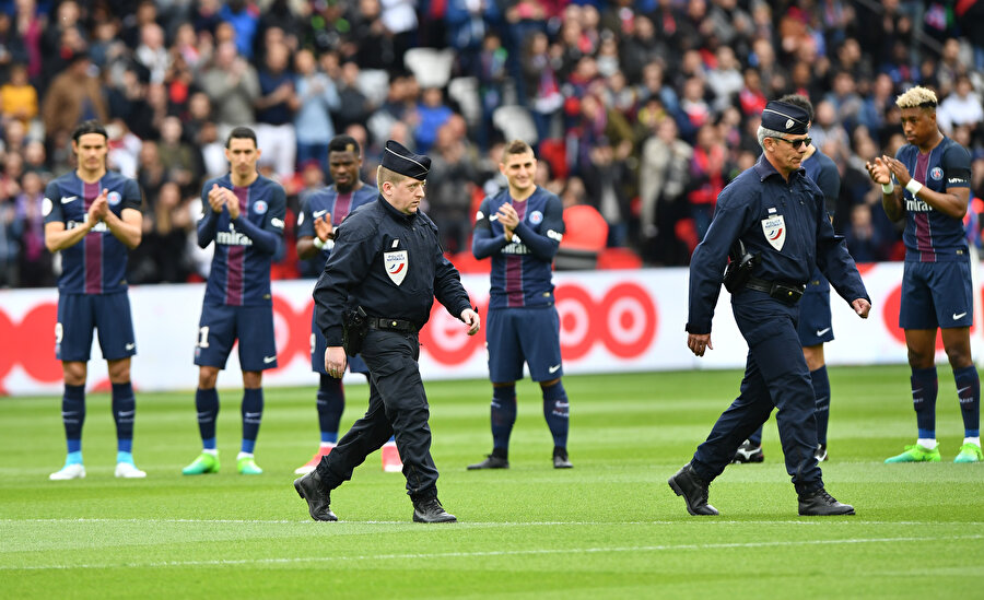 Arşiv: PSG'li oyuncular güvenlik görevlilerini alkışlıyor...