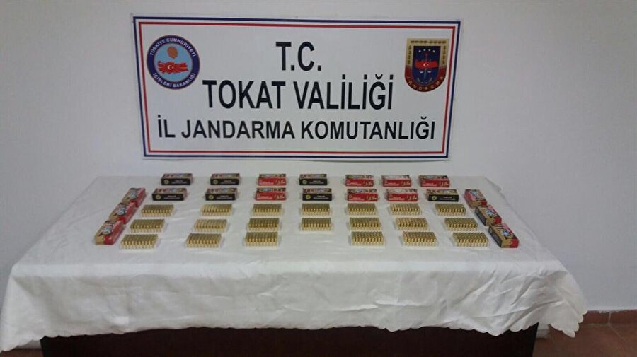 Tokat'ta yolcu otobüsünün denetiminde uzman çavuşun bavulunda mermi ele geçirildi.