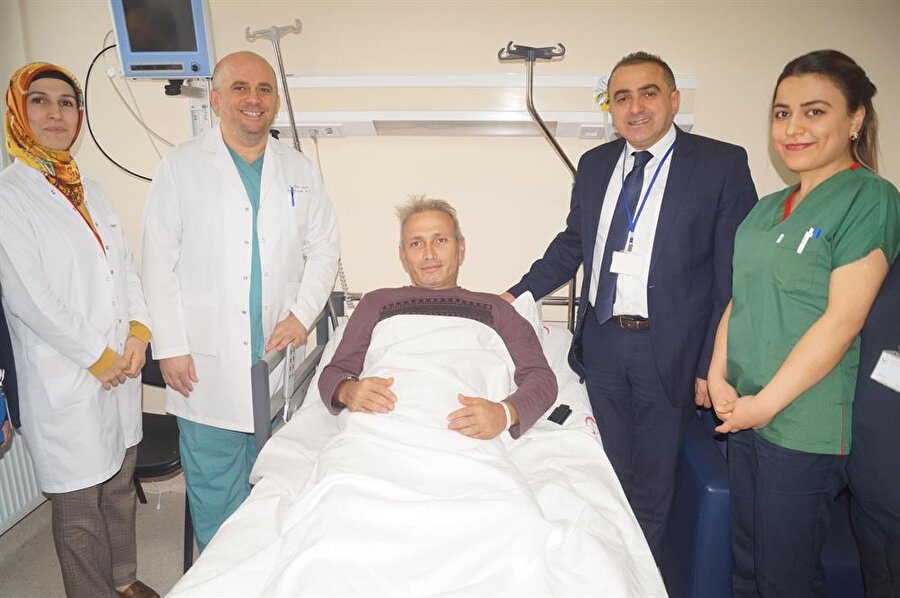 Trabzon'da şiddetli karın ağrısı ve bulantı şikayetleriyle hastaneye başvuran Musa Yılmaztürk'ün midesinden 400 gram ağırlığında 2 adet taş çıkarıldı.