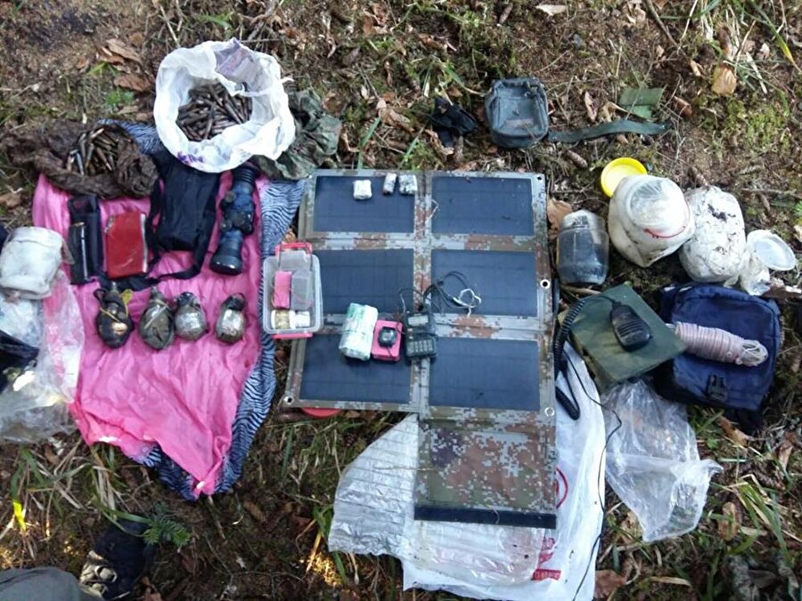 Trabzon'un Tonya ilçesinde, terör örgütü PKK'ya yönelik gerçekleştirilen arama tarama faaliyetleri kapsamında, PKK'lı teröristlere ait olduğu belirlenen sığınak bulundu. Sığınakta çok sayıda mühimmat ve yaşam malzemesi ele geçirildi.