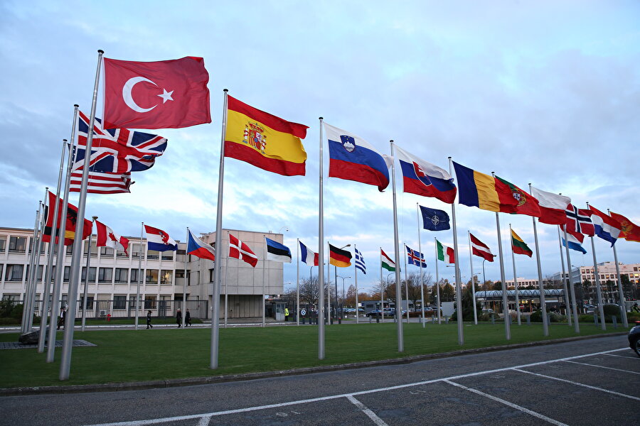 NATO'ya üye ülkelerin bayrakları