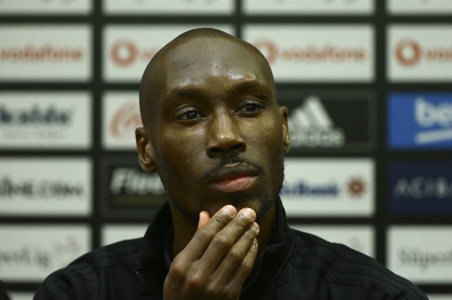 Atiba, Antalya'da düzenlenen basın toplantısında açıklamalarda bulunuyor.