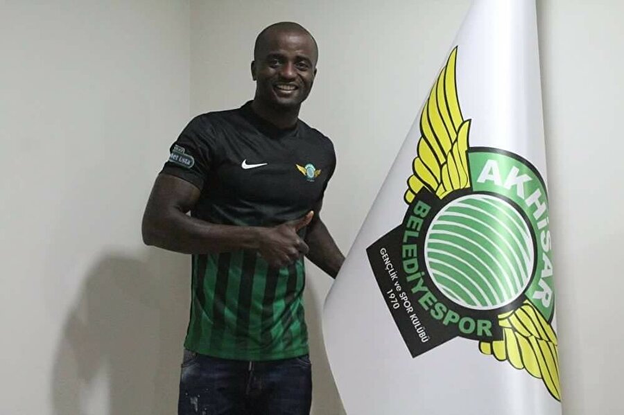 Dany Nounkeu'nun Akhisarspor'daki imza töreninden bir kare...