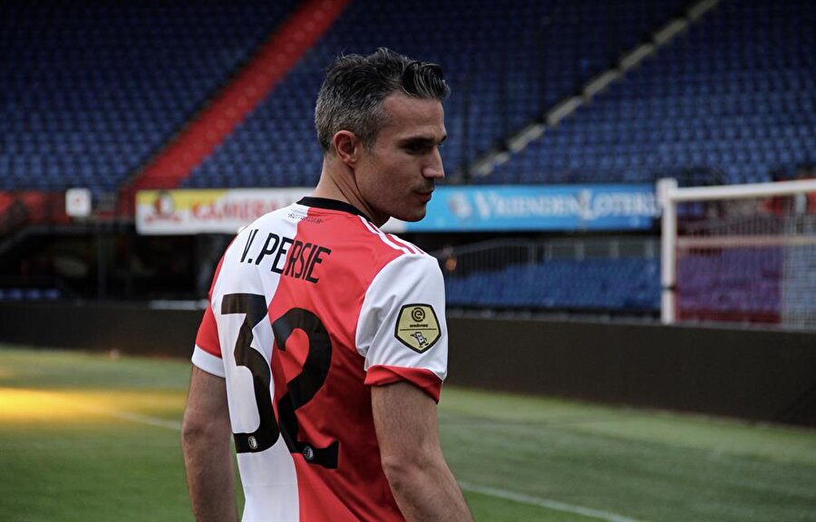 Robin van Persie, Feyenoord'a imza attıktan sonra stadyumda fotoğrafçılara poz veriyor.