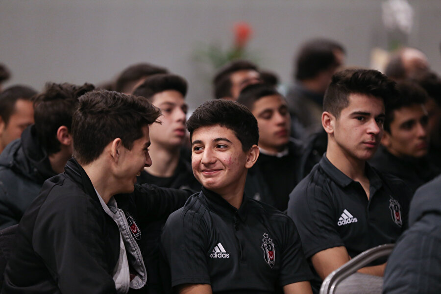 Altyapı oyuncuları konferans esnasında kendi aralarında sohbet ediyor.