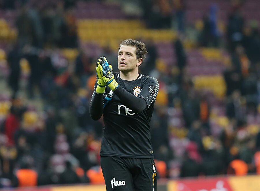 Cedric Carrasso kariyerinin ilk şampiyonluğunu Galatasaray'da yaşadı.