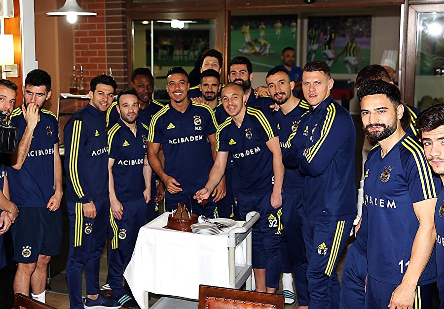 Derbi öncesinde Fenerbahçe Dirar'ın doğum gününü kutladı