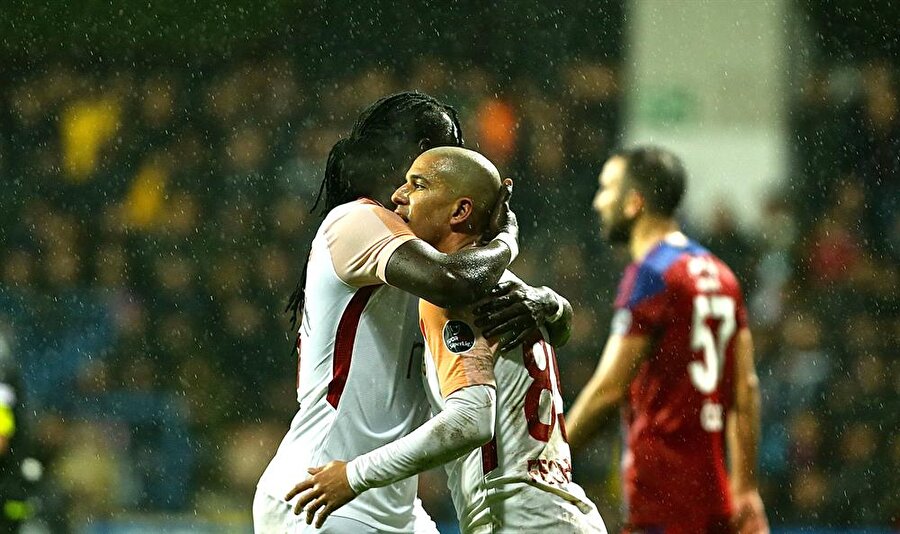 Gomis ve Feghouli'nin gol sevinci.