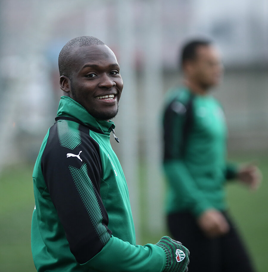 Moussa Sow Türkiye'de son olarak Bursaspor forması giymişti.