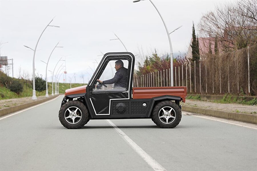 Rize'de, sanayi sitesinde çalışan Yasin Şafak isimli vatandaş, kendi imkanlarıyla UTV adı verilen arazi otomobili yaptı.