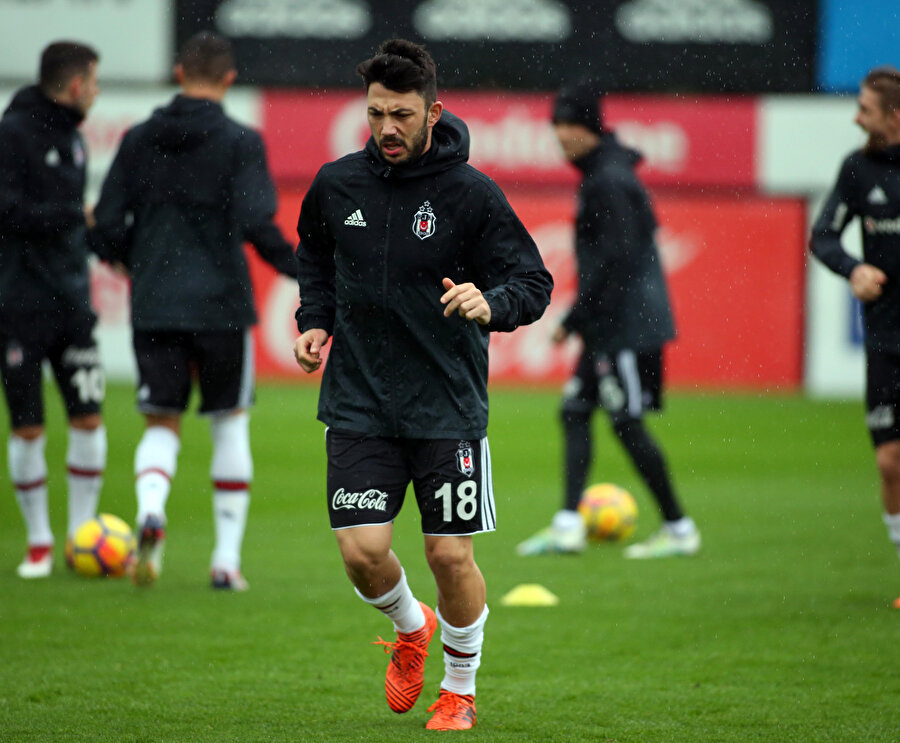 Tolgay Arslan idmanda takımdan ayrı kısa bir koşu yapıyor.