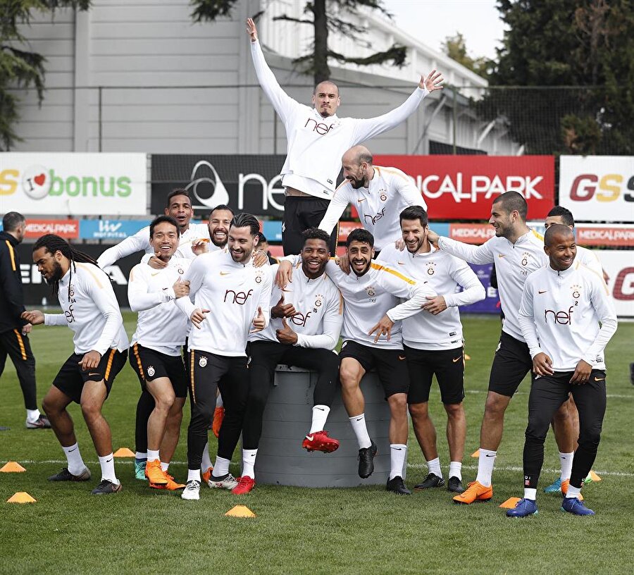 Galatasaraylı oyuncuların idmandaki neşeli görüntülerinden bir kare.