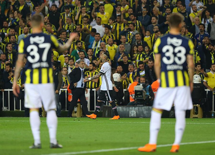 Fenerbahçe - Beşiktaş maçı 57. dakikada tatil edildi.