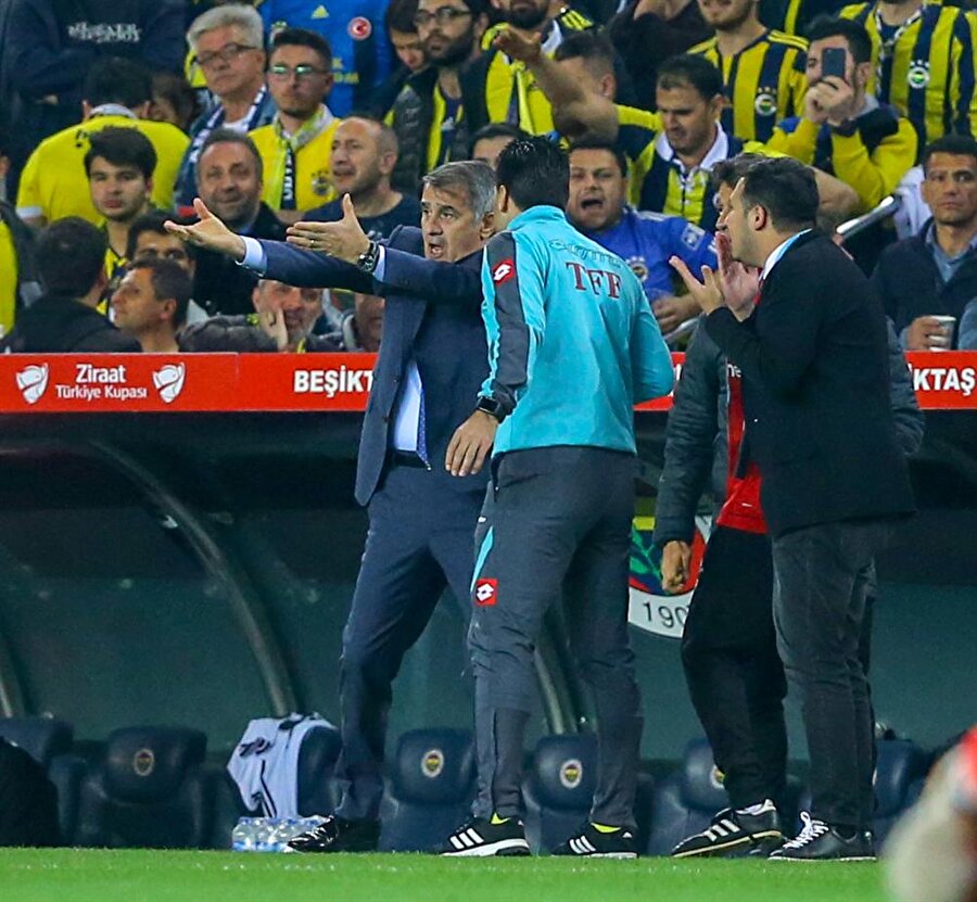 Şenol Güneş'in dördüncü hakemle tartıştığı anlardan bir kare.