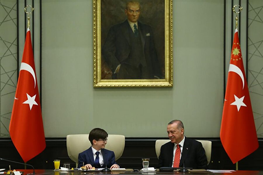 Cumhurbaşkanı Recep Tayyip Erdoğan'ın koltuğuna 6. sınıf öğrencisi 12 yaşındaki Fatih Mintaş oturdu