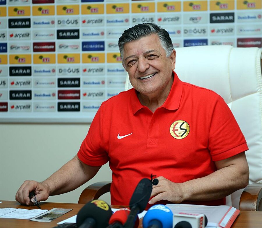 Yılmaz Vural, Eskişehirspor'da mutlu olduğunu ve görevine devam etmek istediğini açıkladı.