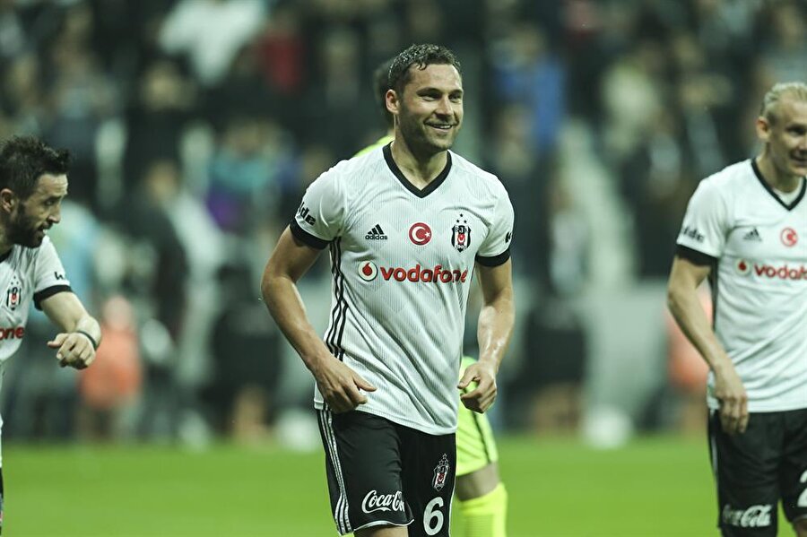 Beşiktaş, Sırp futbolcusu Dusko Tosic’in transferi için Çin Süper Ligi ekiplerinden Guangzhou ile görüşmelere başlandığını Kamuyu Aydınlatma Platformuna (KAP) bildirdi.