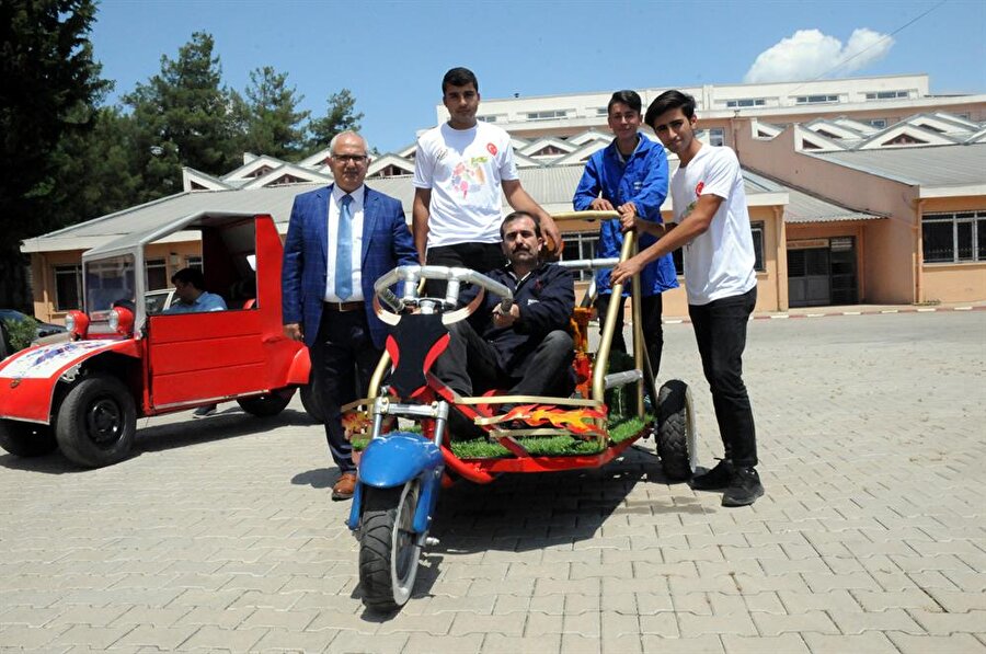 Lise öğrencileri hurda parçalardan arazi aracı yaptı